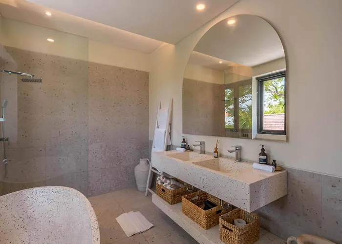 Hawk - Aesthetically Pleasing 4br In Villa