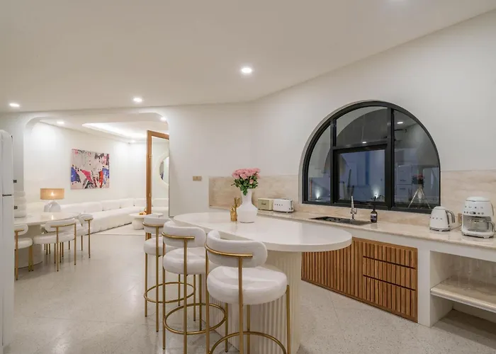 Hawk - Aesthetically Pleasing 4br In