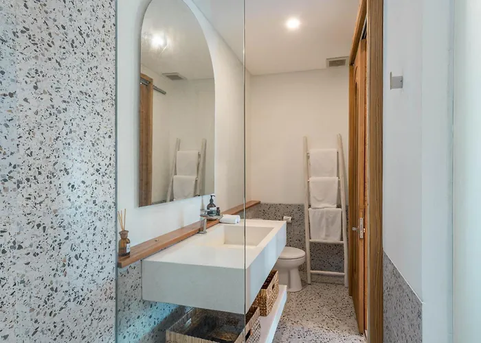 Hawk - Aesthetically Pleasing 4br In Villa