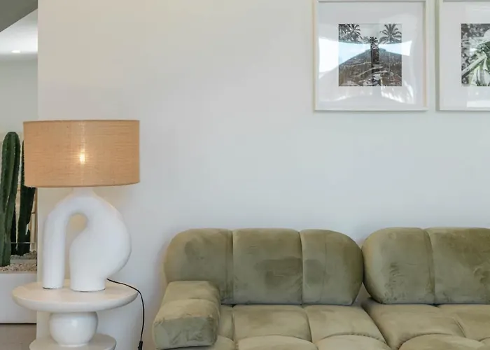 Hawk - Aesthetically Pleasing 4br In Canggu (Bali)